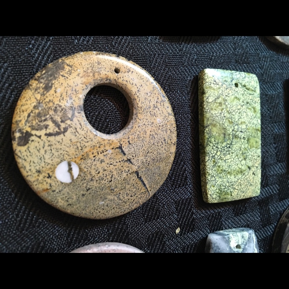 Lot of (11) stone pendants. - Picture 7 of 7
